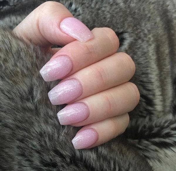 Obtenha manicure francesa com qualidade de salão em casa com Revel Nail's Fabul