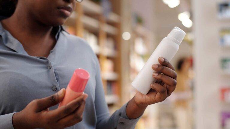 FDA alerta os consumidores: esteroide não divulgado em spray de tratamento para pele/couro cabeludo, não use