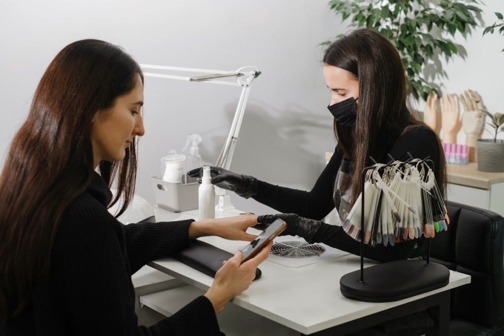 O projeto de lei da Califórnia AB-504 procura restaurar o status de contratante independente para manicuristas licenciados