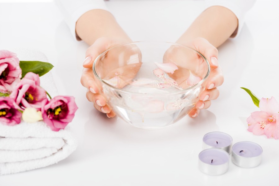 Como tirar as unhas de acrílico com água quente em casa