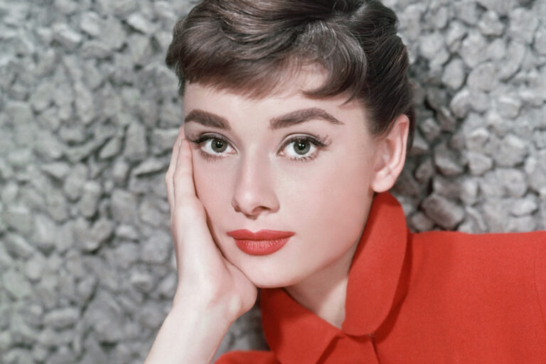 Como se parecer com Audrey Hepburn com maquiagem e estilo