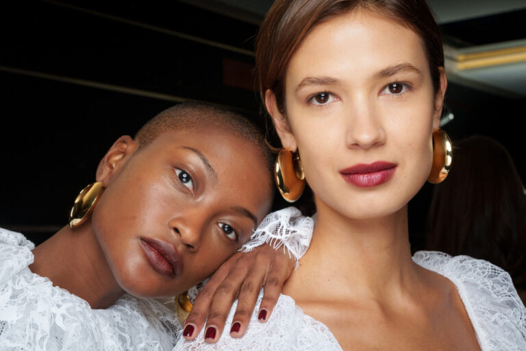 O que está por trás do retorno dos lábios foscos?