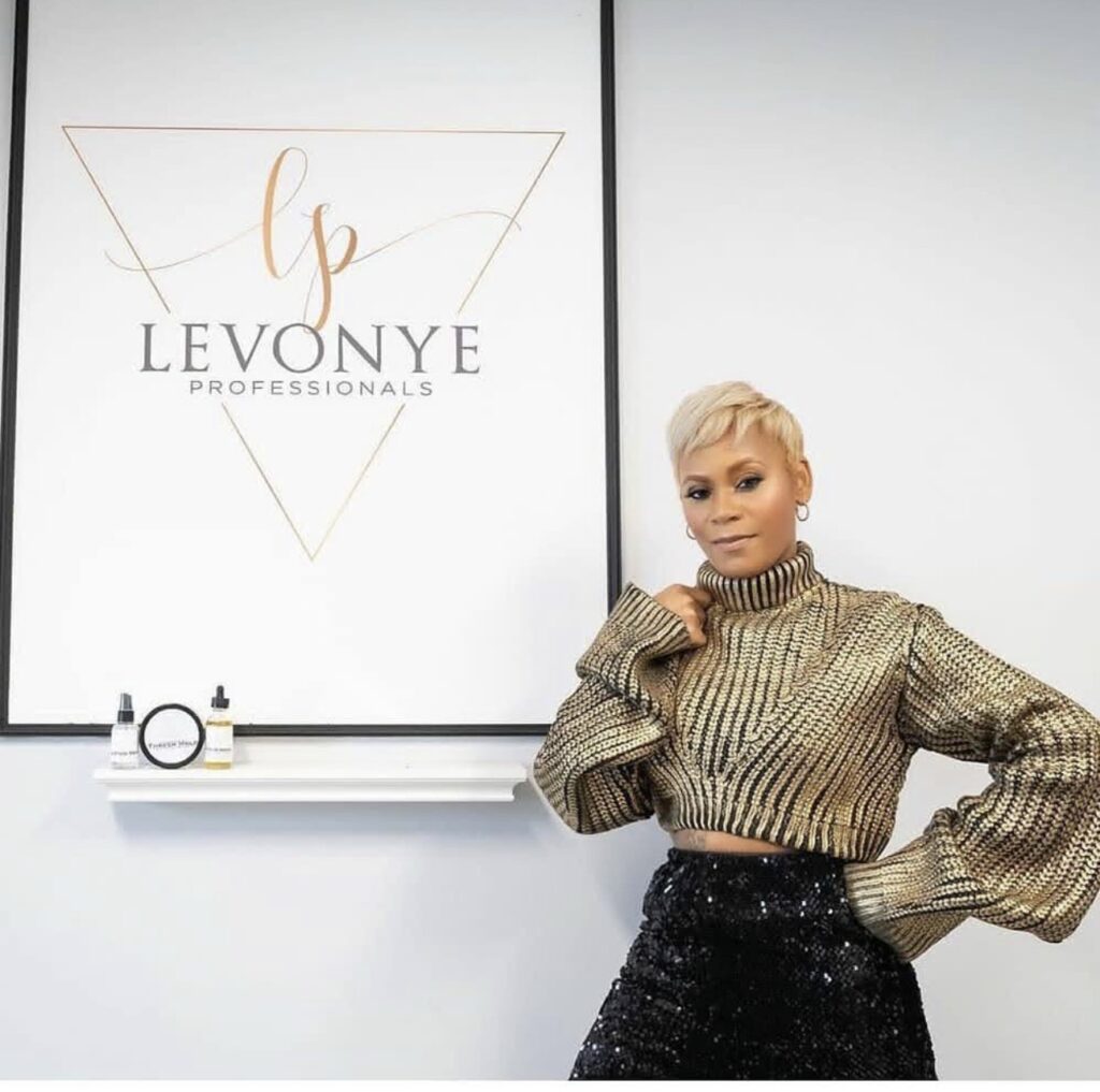 Cura além dos cabelos: Yalmikia Edmonds Champions Mental Health in the Beauty Chair