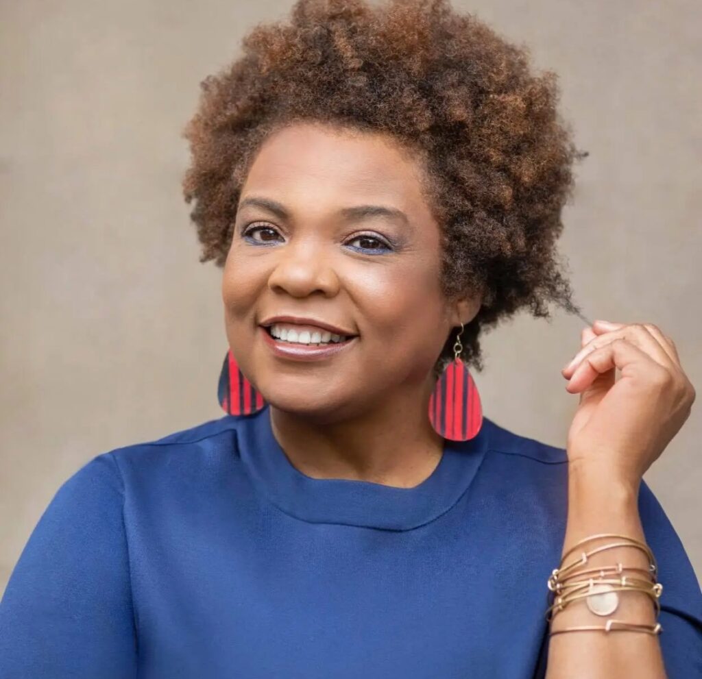 Cuidando de coroas e comunidades: como Carol Thomas está usando o cabelo para ajudar as mulheres a curar