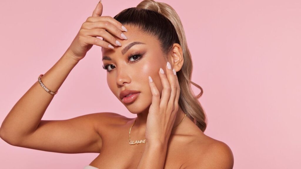 Como os cílios magnéticos e as unhas da imprensa glamnéticas se tornaram uma sensação noturna