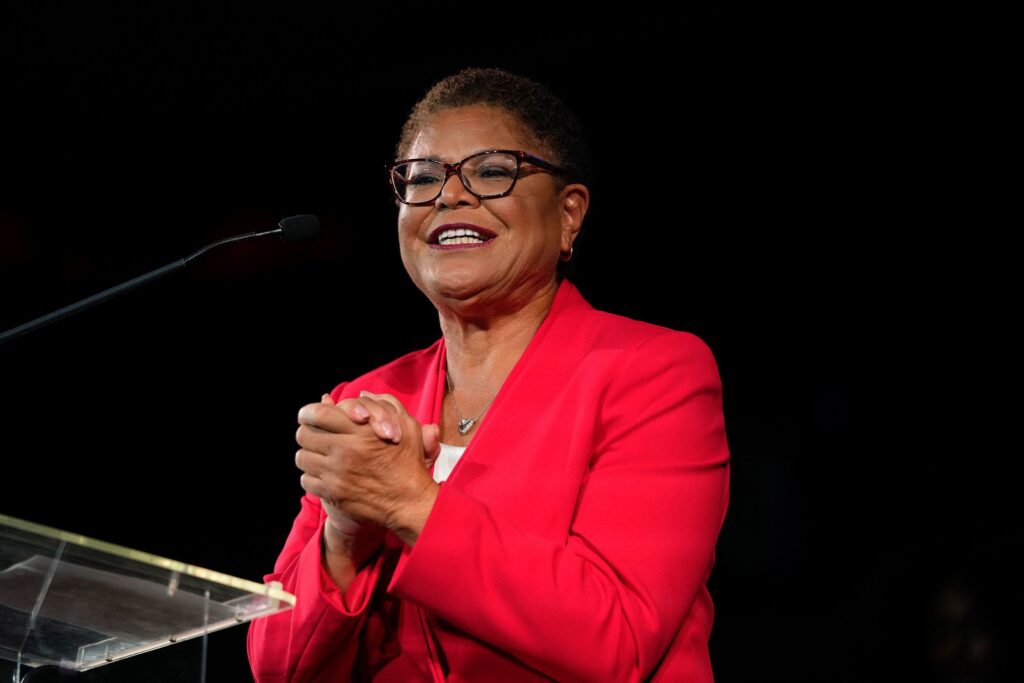 Da prensa de cabelo ao poder cívico: Pynndella x prefeito Karen Bass em uma sala onde a esperança tinha o microfone