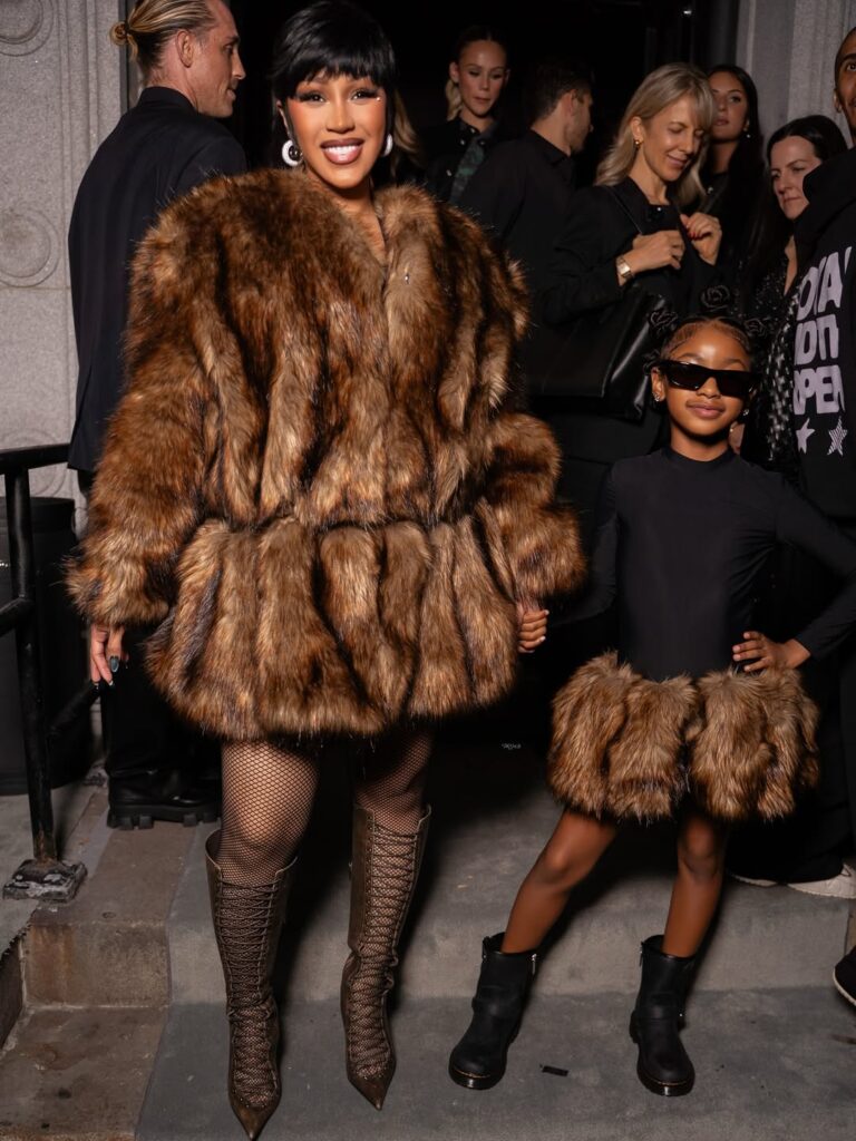 Cardi B e Kulture fecharam o NYFW com looks luxuosos correspondentes