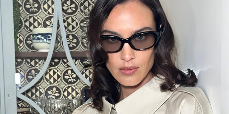Alexa Chung na Burberry SS26: Maquiagem Obtenha o visual