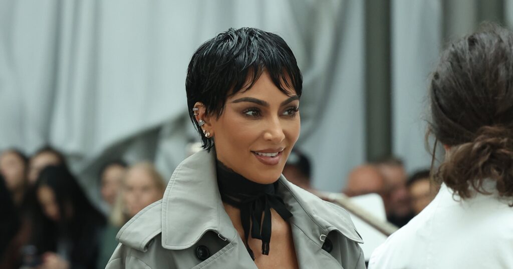 Kim Kardashian canaliza Kris Jenner com Pixie Haircut