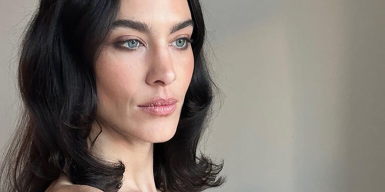 Maquiagem de Alexa Chung para Carolina Herrera SS26 Show