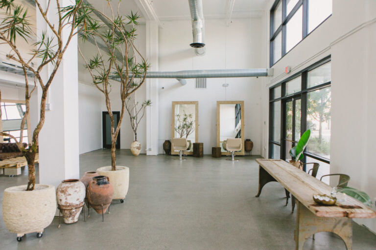 Conheça o cabeleireiro famoso da Internet que traz cortes cacheados de US$ 75 para as massas