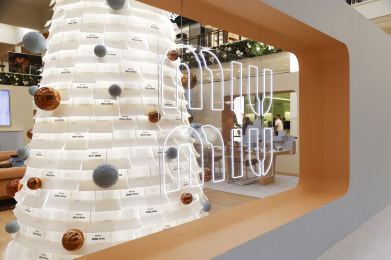 Entre no pop-up de férias da Miu Miu Beauty em Miami