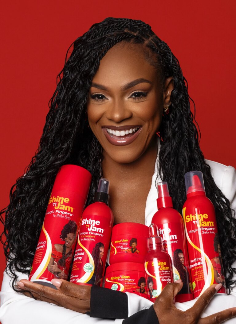 A premiada estilista de cabelos naturais Stasha Harris constrói um império de beleza baseado na fé em Nova York