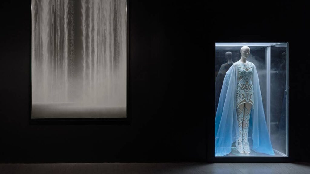 A exposição 'Esculpindo os Sentidos' de Iris Van Herpen une alta-costura, ciência e o sublime