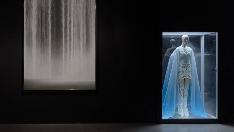 A exposição 'Esculpindo os Sentidos' de Iris Van Herpen une alta-costura, ciência e o sublime