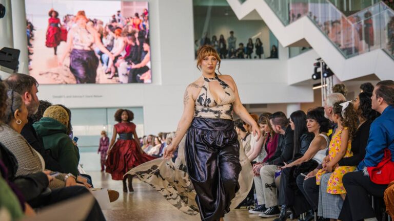 Veja os looks de destaque do desfile estudantil de 2026 da Kent State