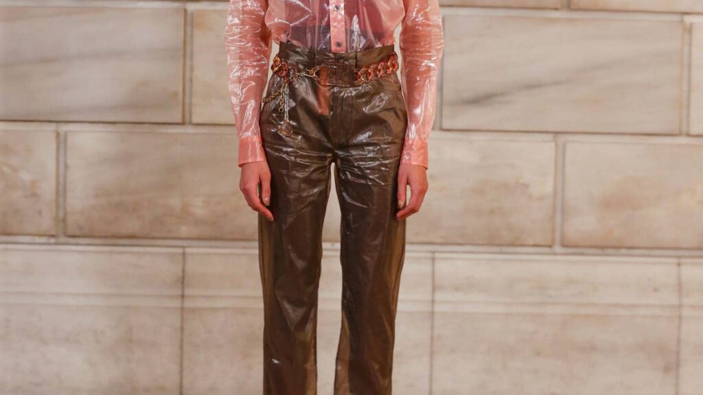 Leitura obrigatória: Marc Jacobs apresenta desfile da primavera de 2027, França aprova lei da moda ultrarrápida
