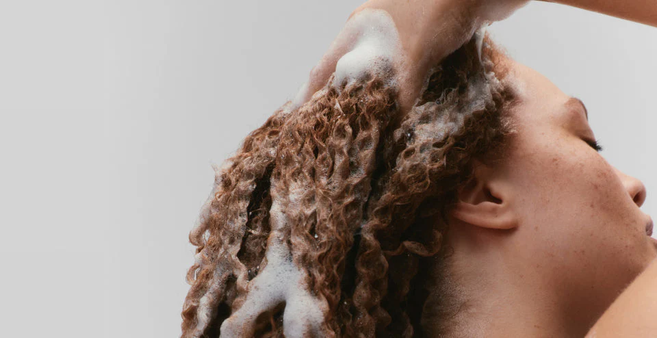 Como obter cachos mais definidos no chuveiro – OLAPLEX Inc.